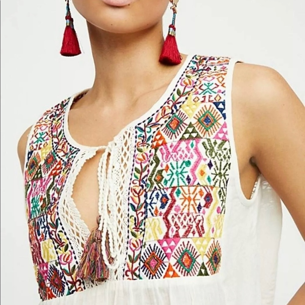 Embroidered Sleeveless Top - White - Picture 3 of 8